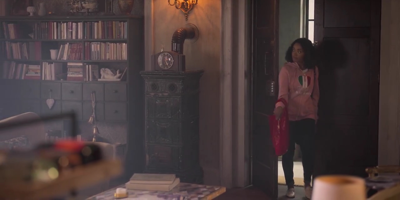VampireDiariesWorld-dot-nl_LoveInTheVilla0804.jpg