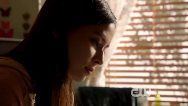 VampireDiariesWorld-dot-org_StarCrossedS01E01-0005.jpg