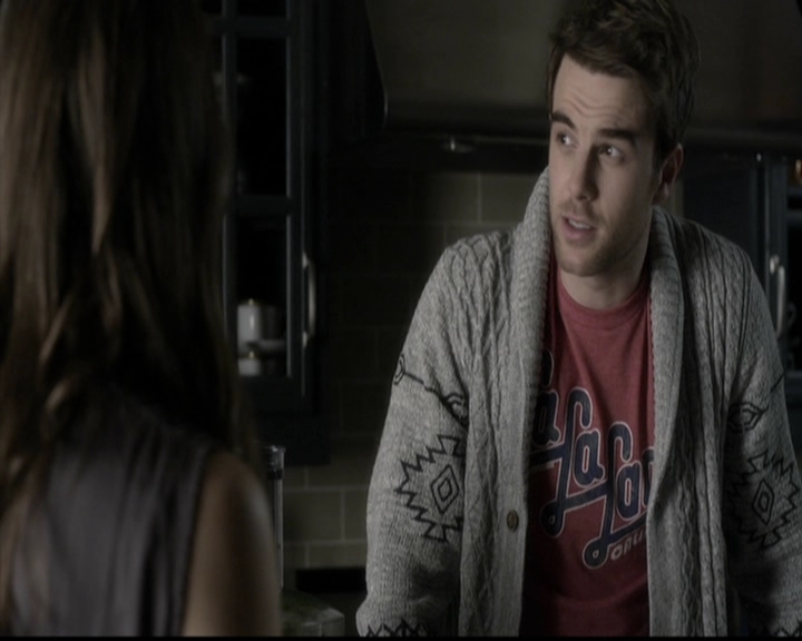 LucyHale-dot-nl_PrettyLittleLiars-4x22CoverForMe0901.jpg