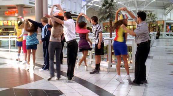 vampirediariesworld-dot-org_AmericanMall00551.png