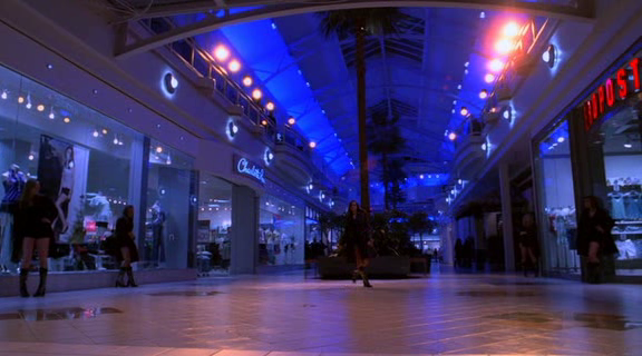 vampirediariesworld-dot-org_AmericanMall01892.png