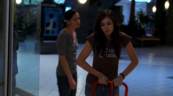 vampirediariesworld-dot-org_AmericanMall02229.png