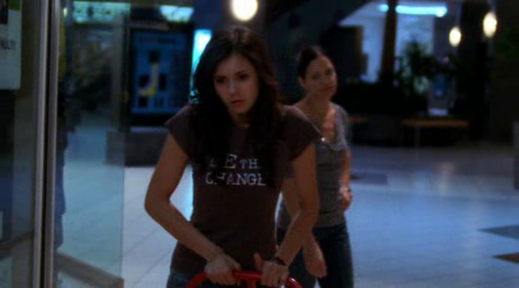 vampirediariesworld-dot-org_AmericanMall02230.png