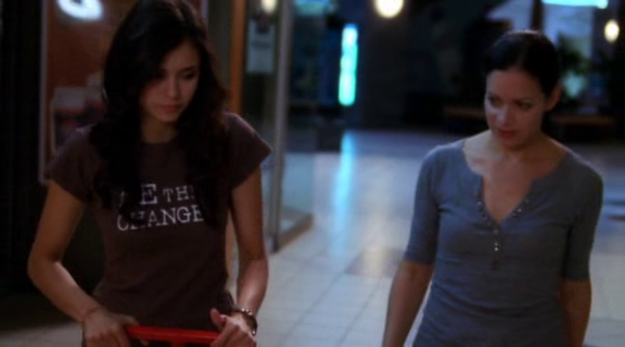 vampirediariesworld-dot-org_AmericanMall02235.png