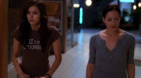 vampirediariesworld-dot-org_AmericanMall02239.png