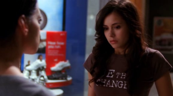 vampirediariesworld-dot-org_AmericanMall02245.png