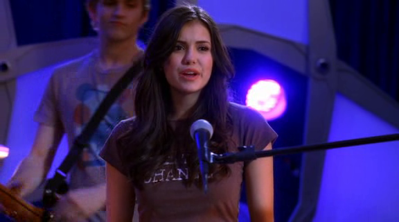 vampirediariesworld-dot-org_AmericanMall02443.png