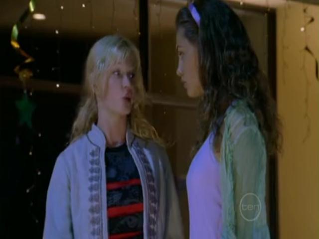 VampireDiariesWorld-dot-org_H2OJustAddWater-s01e07-0851.jpg