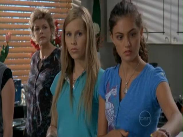 VampireDiariesWorld-dot-org_H20JustAddWater-S02e09-0923.jpg