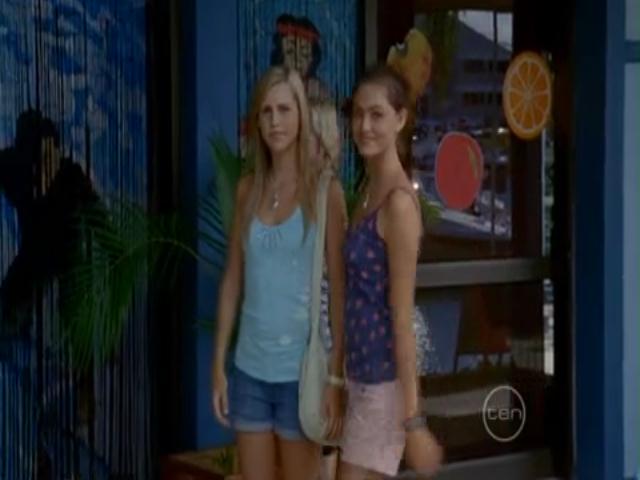 VampireDiariesWorld-dot-org_H20JustAddWater-S02e17-0206.jpg
