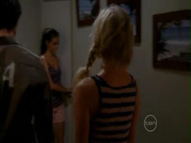 VampireDiariesWorld-dot-org_H20JustAddWater-S02e17-1011.jpg