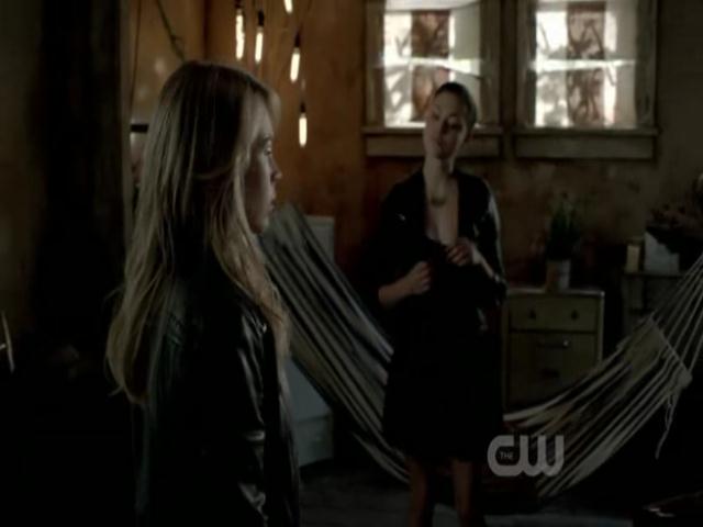 VampireDiariesWorld-dot-org_TheSecretCircle-S01E01-0811.jpg