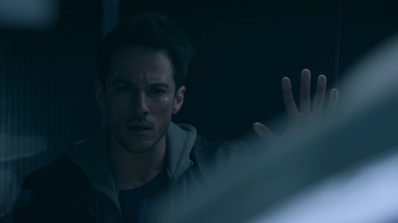 vampirediariesWorld-dot-nl_RoswellNewMexico2x06-1990.jpg