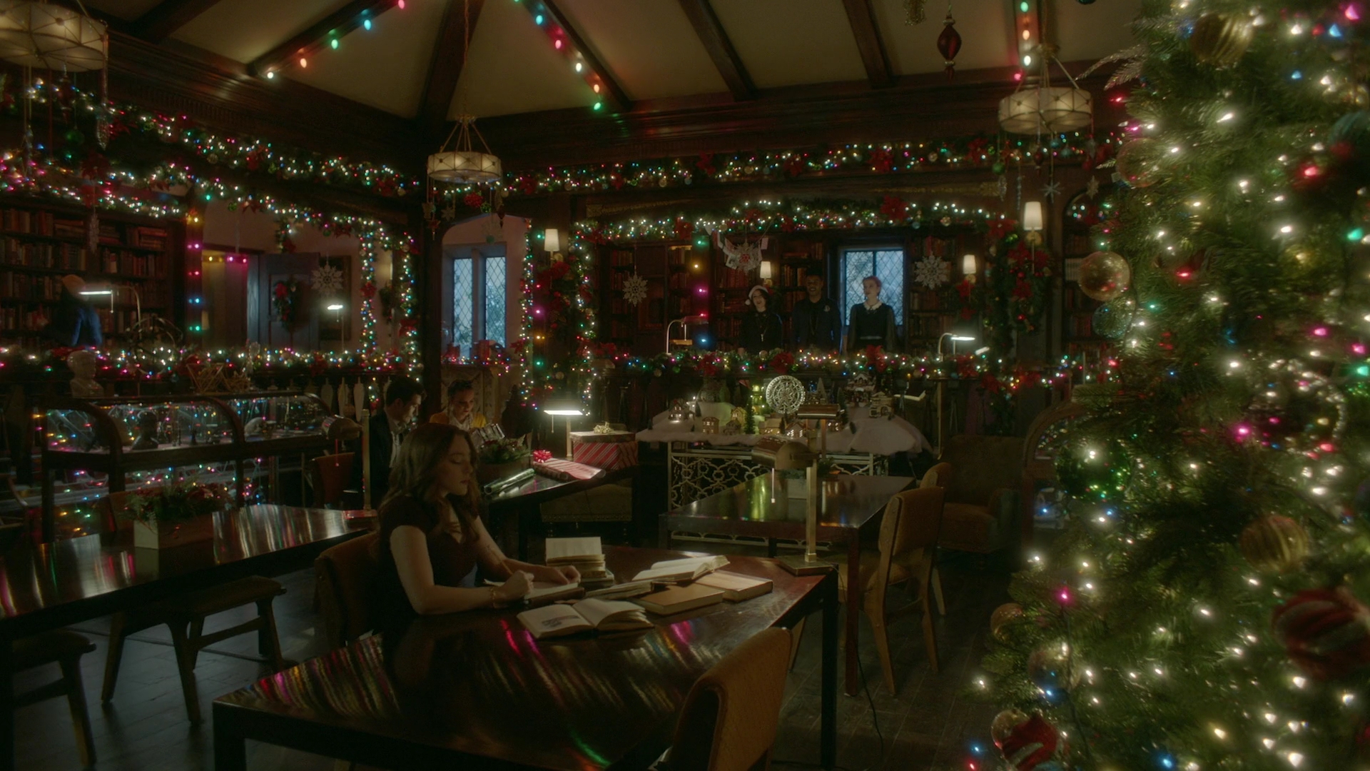 VampireDiariesWorld-dot-nl_Legacies2x08ThisChristmasIsSuprisinglyViolent0425.jpg