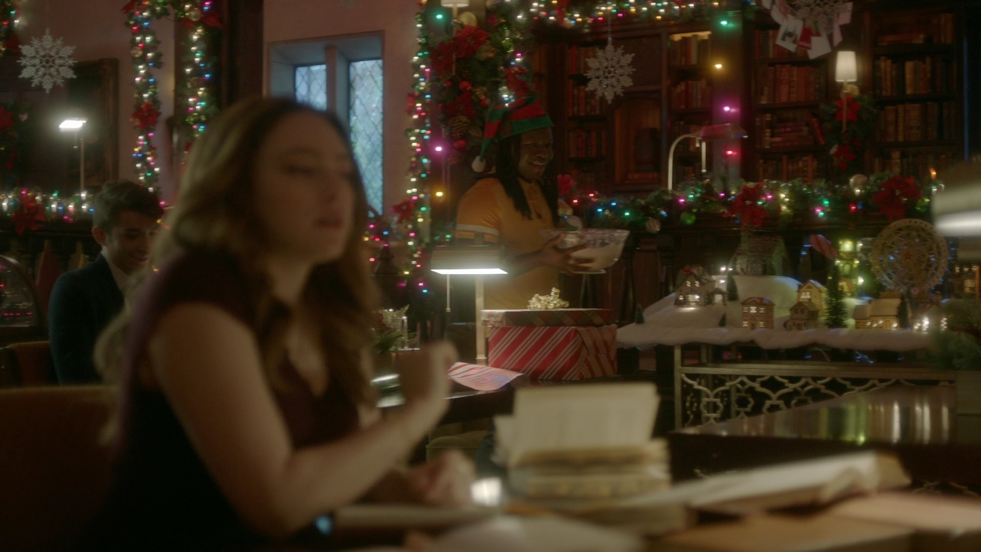 VampireDiariesWorld-dot-nl_Legacies2x08ThisChristmasIsSuprisinglyViolent0439.jpg