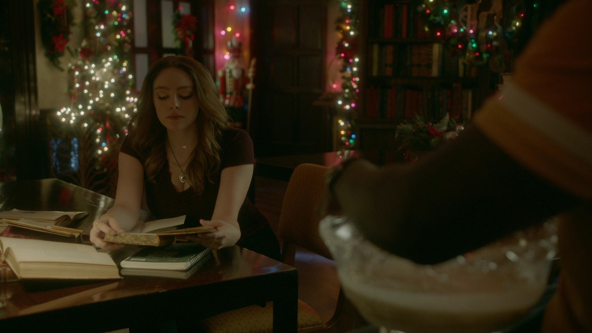 VampireDiariesWorld-dot-nl_Legacies2x08ThisChristmasIsSuprisinglyViolent0457.jpg