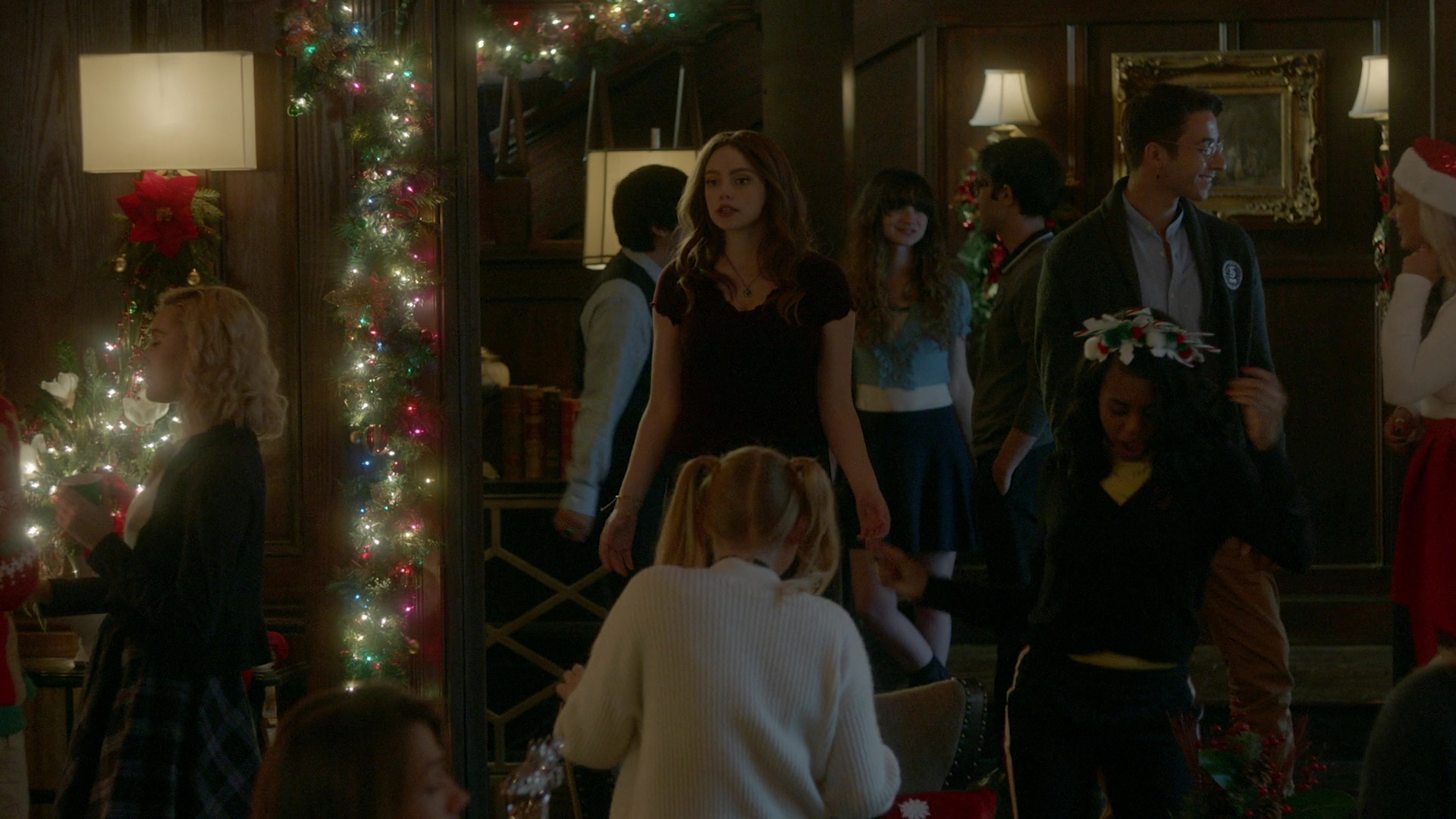 VampireDiariesWorld-dot-nl_Legacies2x08ThisChristmasIsSuprisinglyViolent0889.jpg