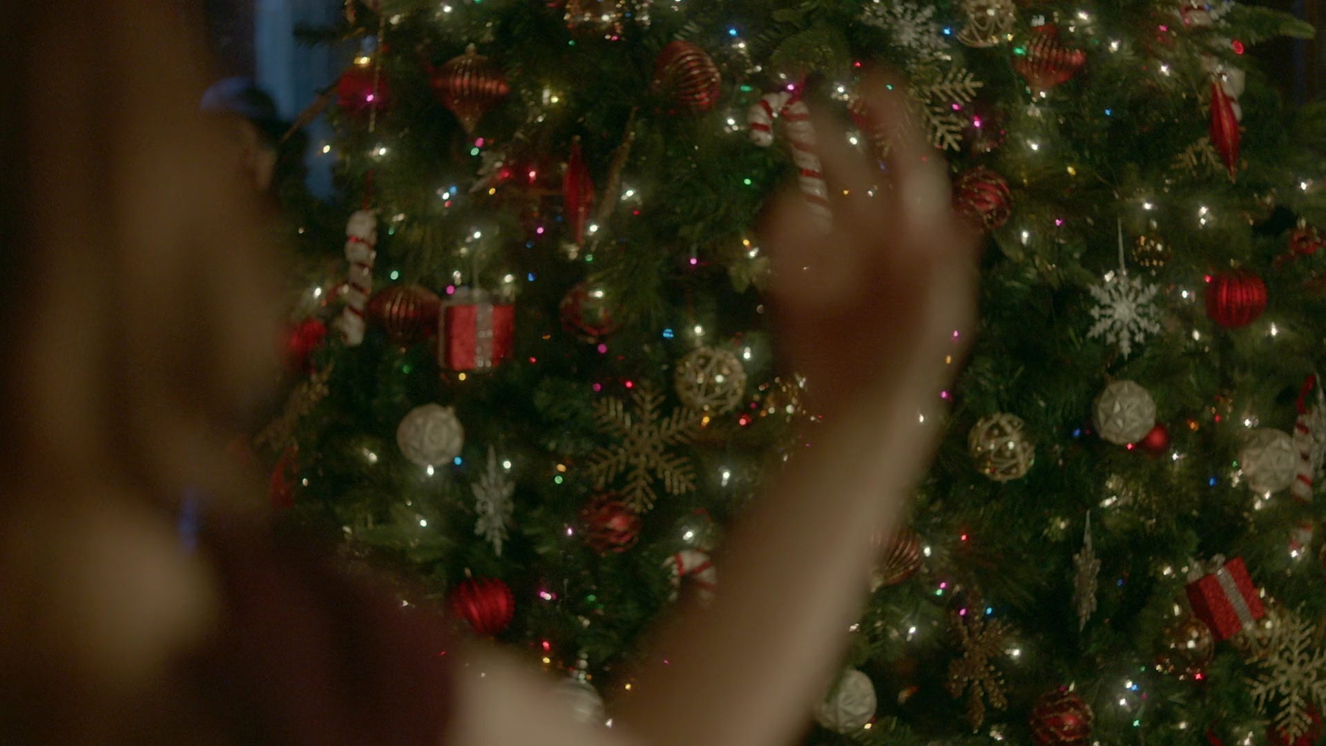 VampireDiariesWorld-dot-nl_Legacies2x08ThisChristmasIsSuprisinglyViolent0925.jpg