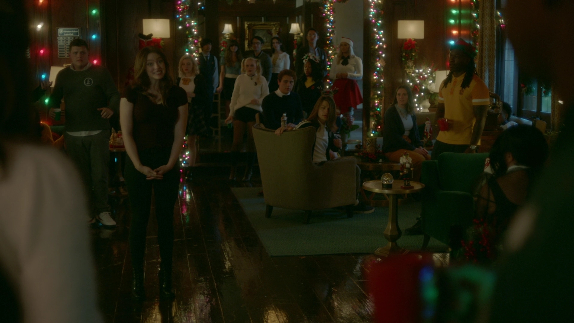 VampireDiariesWorld-dot-nl_Legacies2x08ThisChristmasIsSuprisinglyViolent0938.jpg