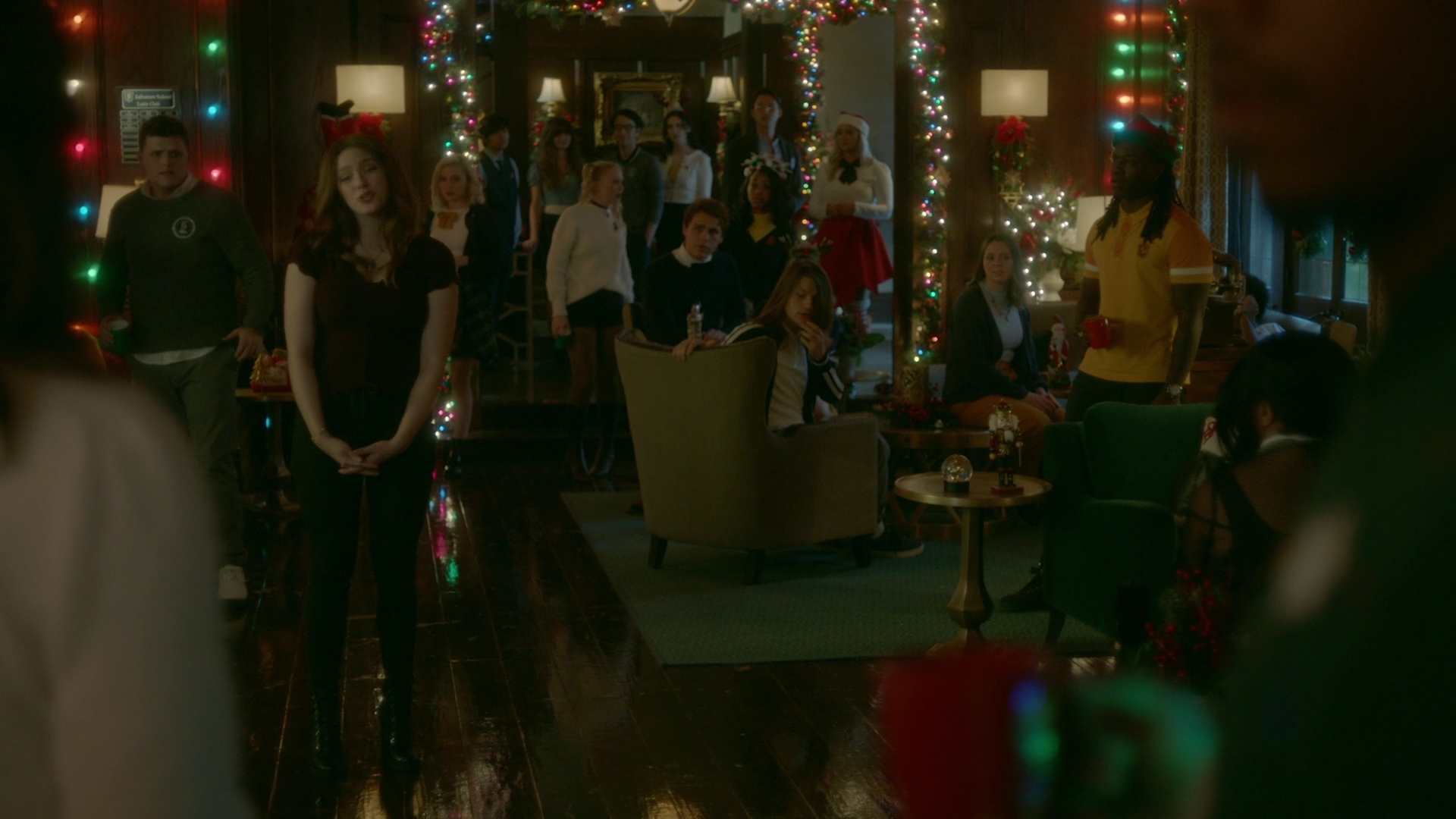 VampireDiariesWorld-dot-nl_Legacies2x08ThisChristmasIsSuprisinglyViolent0939.jpg