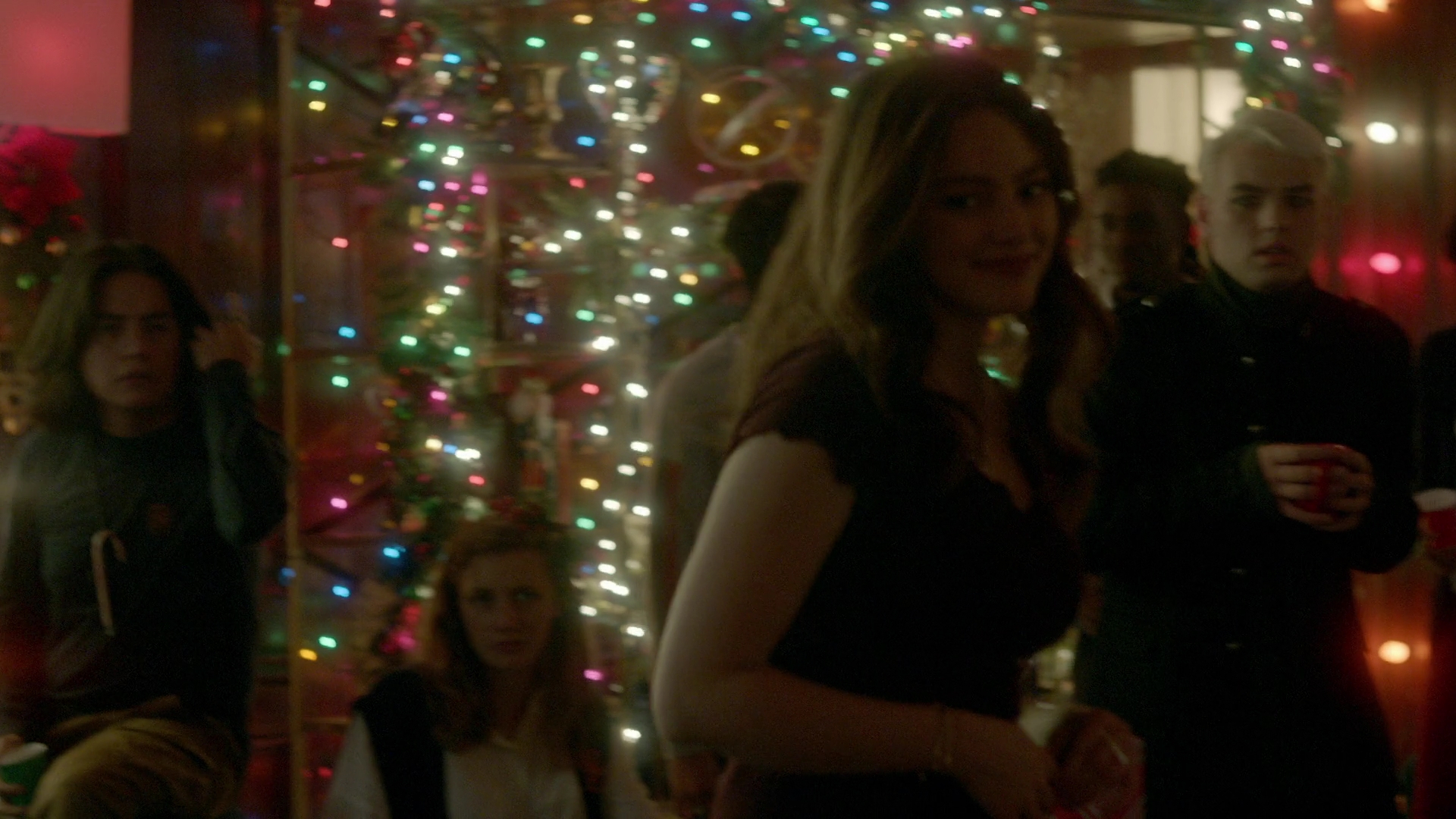 VampireDiariesWorld-dot-nl_Legacies2x08ThisChristmasIsSuprisinglyViolent0946.jpg