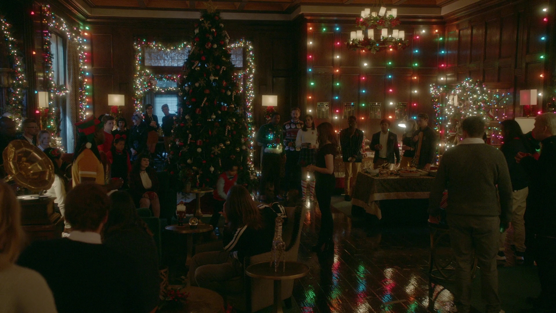 VampireDiariesWorld-dot-nl_Legacies2x08ThisChristmasIsSuprisinglyViolent0949.jpg