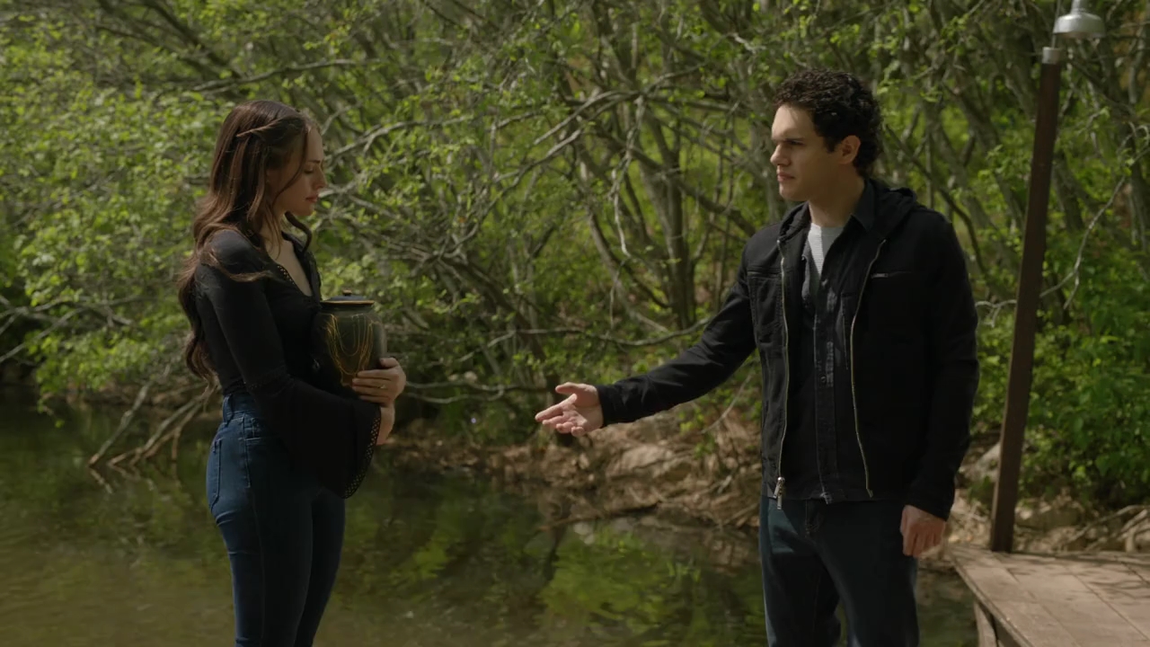 VampireDiariesWorld-dot-nl_Legacies4x20JustDontBeAStrangerOkay1269.jpg