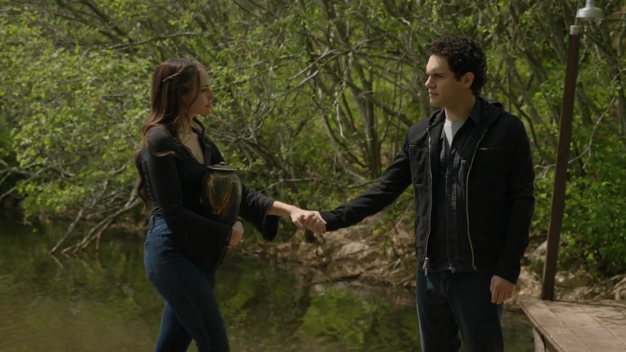 VampireDiariesWorld-dot-nl_Legacies4x20JustDontBeAStrangerOkay1270.jpg