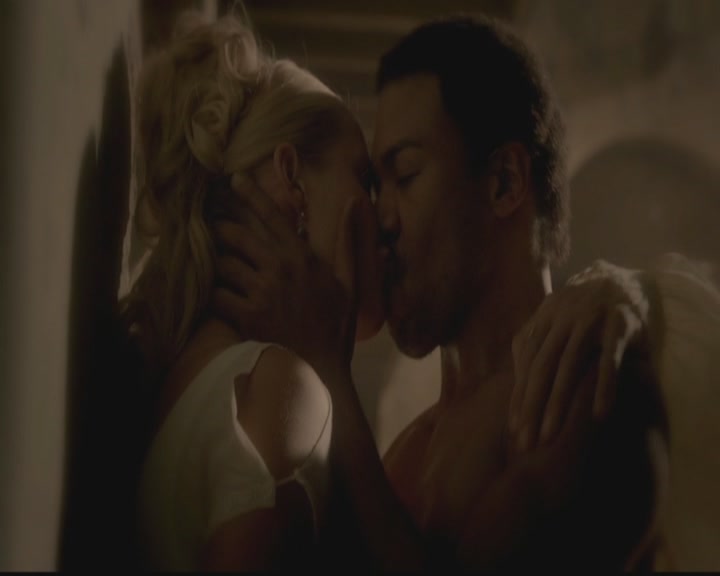 VampireDiariesWorld-dot-org_TheOriginals1x02HouseOfTheRisingSun1652.jpg