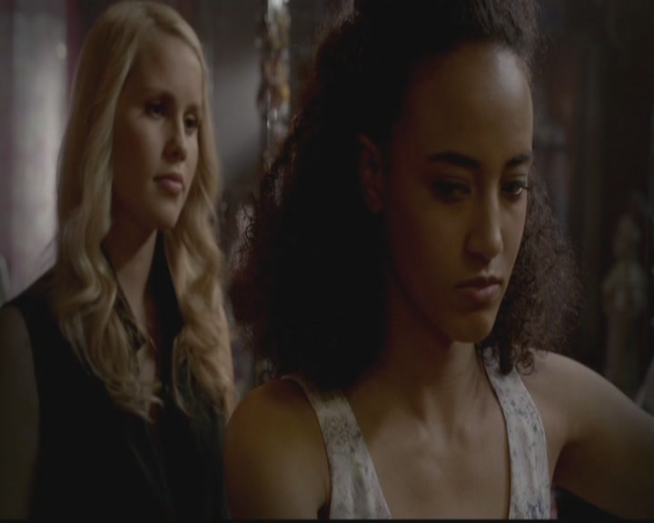 VampireDiariesWorld-dot-org_TheOriginals1x03TangledUpInBlue0511.jpg