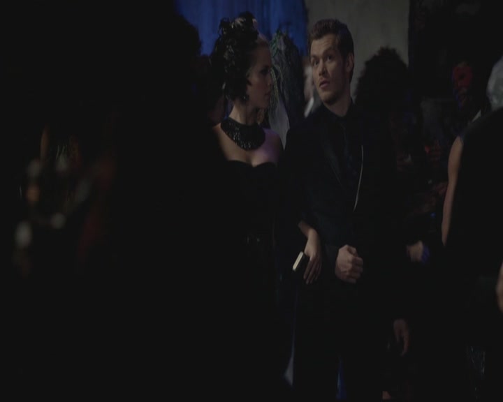 VampireDiariesWorld-dot-org_TheOriginals1x03TangledUpInBlue1035.jpg