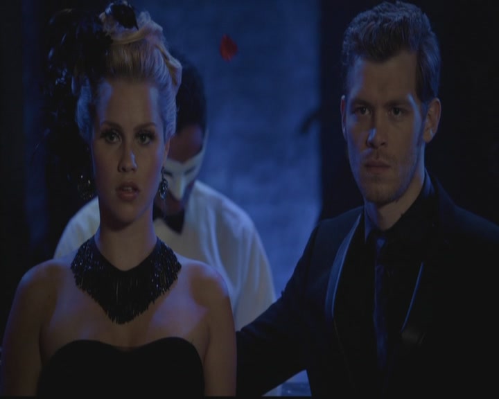 VampireDiariesWorld-dot-org_TheOriginals1x03TangledUpInBlue1270.jpg