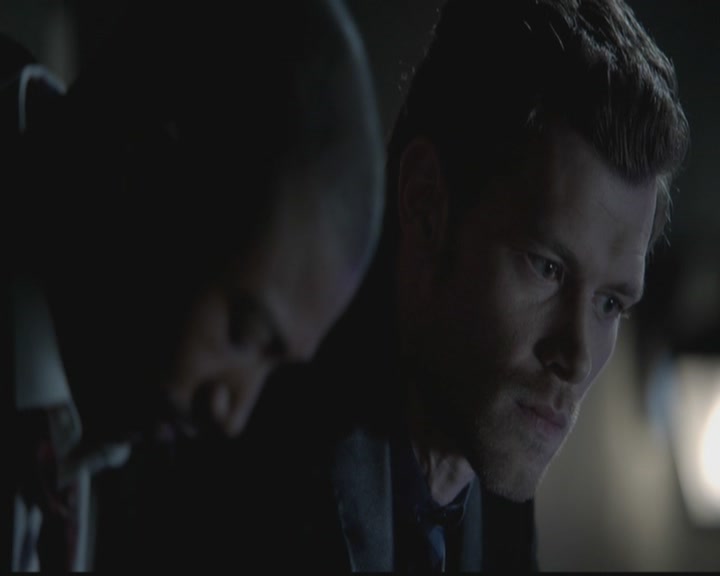 VampireDiariesWorld-dot-org_TheOriginals1x03TangledUpInBlue1843.jpg