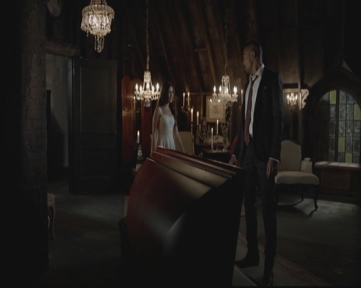 VampireDiariesWorld-dot-org_TheOriginals1x03TangledUpInBlue2104.jpg