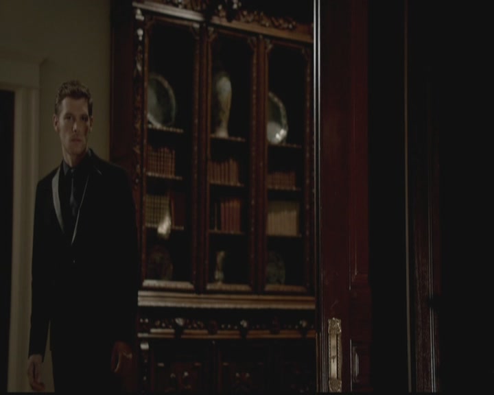 VampireDiariesWorld-dot-org_TheOriginals1x03TangledUpInBlue2122.jpg