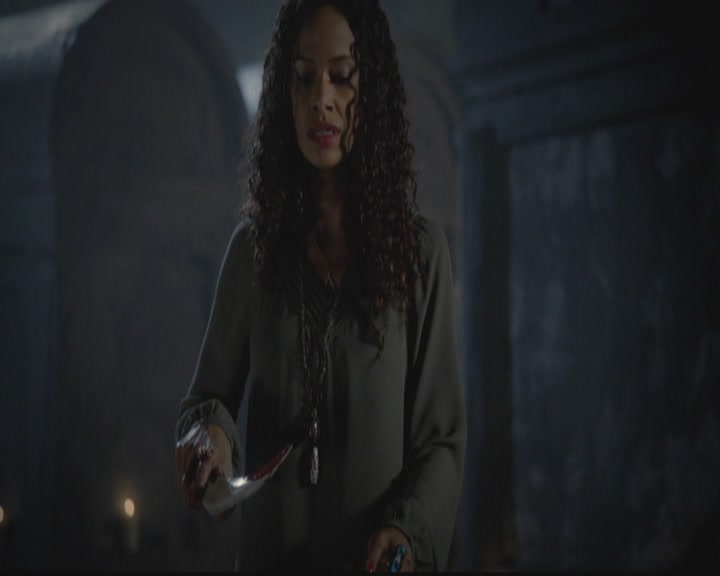 VampireDiariesWorld-dot-org_TheOriginals1x12DanceBackFromTheGrave2313.jpg