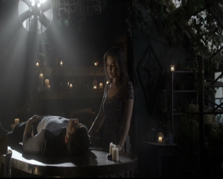 VampireDiariesWorld-dot-org_TheOriginals1x21TheBattleOfNewOrleans1985.jpg