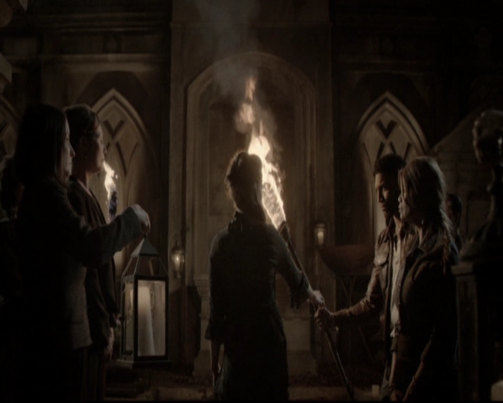 VampireDiariesWorld_dot_nl-TheOriginals_2x21FireWithFire1989.jpg