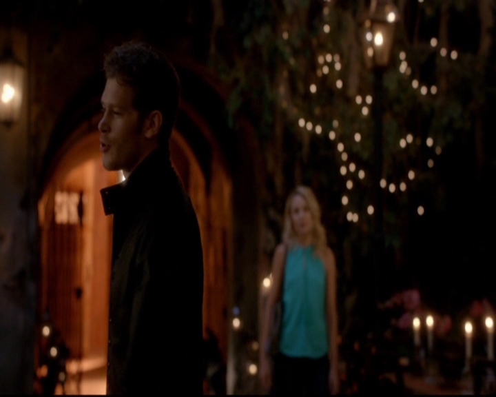 VampireDiariesWorld-dot-nl_TheOriginals_3x02YouHungTheMoon0515.jpg