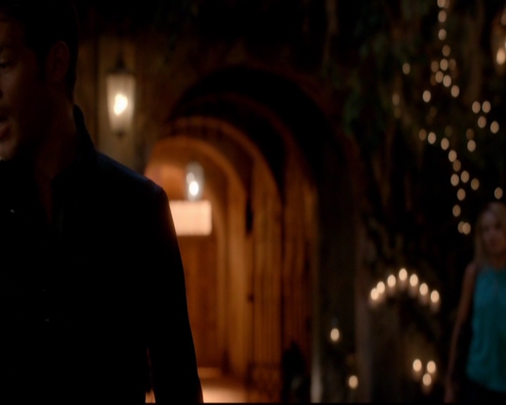 VampireDiariesWorld-dot-nl_TheOriginals_3x02YouHungTheMoon0517.jpg