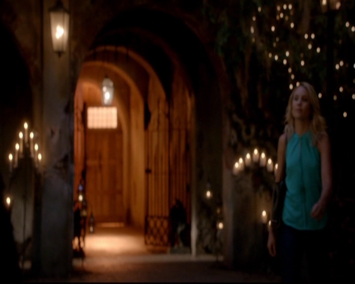 VampireDiariesWorld-dot-nl_TheOriginals_3x02YouHungTheMoon0518.jpg