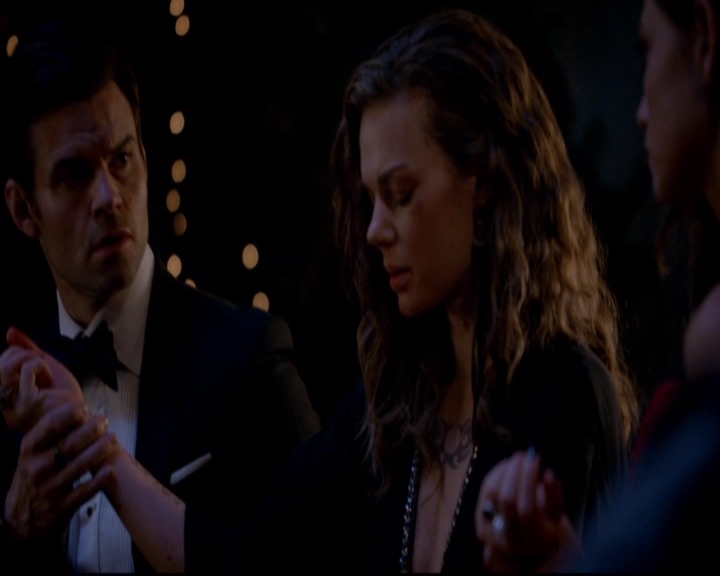 VampireDiariesWorld-dot-nl_TheOriginals_3x04AWalkOnTheWildSide1994.jpg