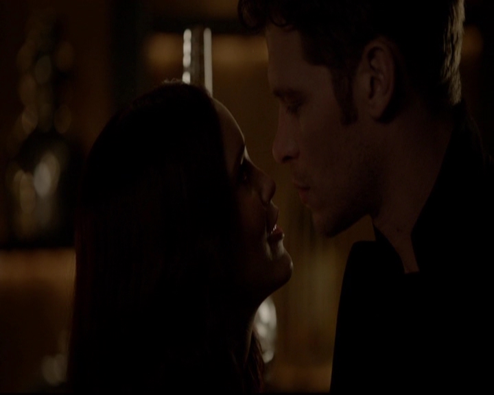 VampireDiariesWorld-dot-nl_TheOriginals_3x05TheAxemansLetters1375.jpg