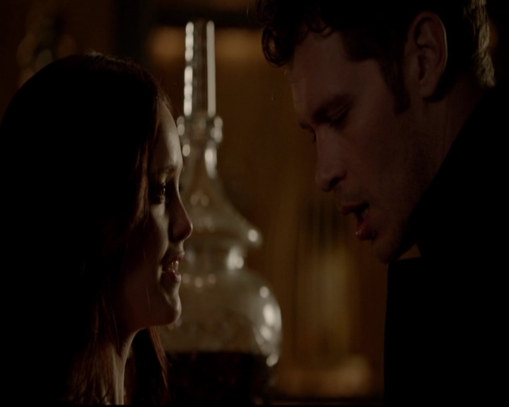 VampireDiariesWorld-dot-nl_TheOriginals_3x05TheAxemansLetters1438.jpg