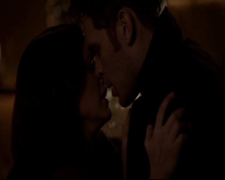 VampireDiariesWorld-dot-nl_TheOriginals_3x05TheAxemansLetters1575.jpg