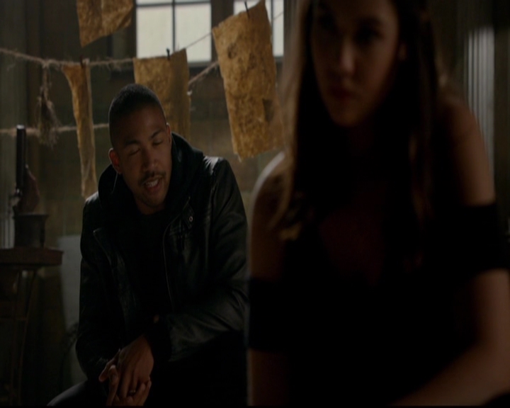 VampireDiariesWorld-dot-nl_TheOriginals_3x13HeartShapedBox0446.jpg