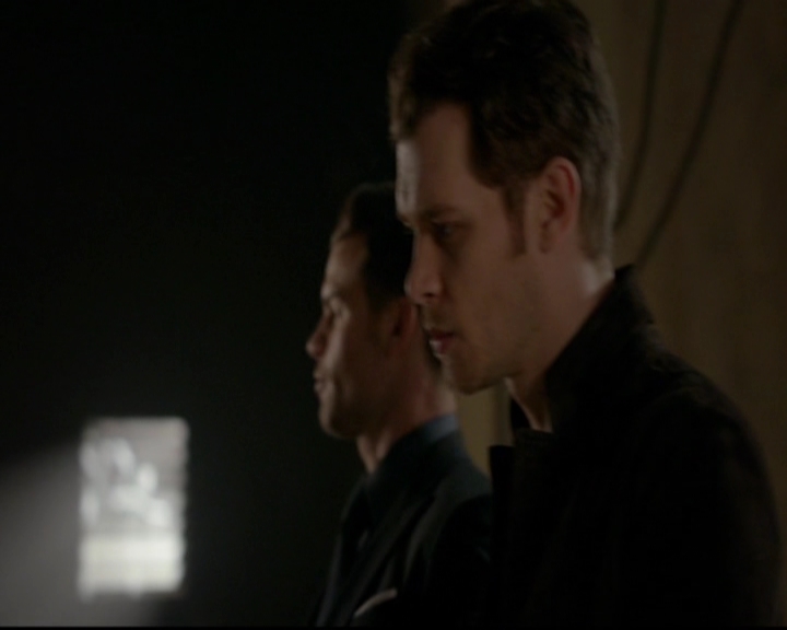 VampireDiariesWorld-dot-nl_TheOriginals_3x13HeartShapedBox0500.jpg