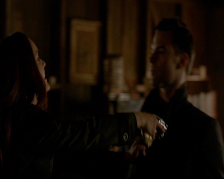 VampireDiariesWorld-dot-nl_TheOriginals_3x13HeartShapedBox1122.jpg