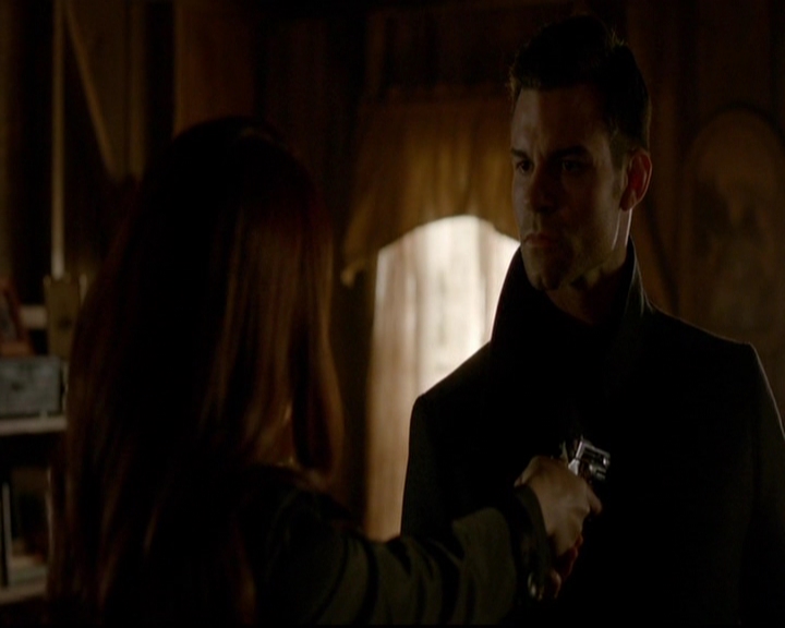 VampireDiariesWorld-dot-nl_TheOriginals_3x13HeartShapedBox1128.jpg