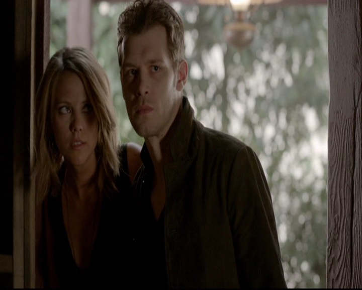 VampireDiariesWorld-dot-nl_TheOriginals_3x13HeartShapedBox1177.jpg